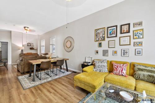 Grand Boulevard Apartment | Prime Location Retreat 4 Bedrooms w Parking