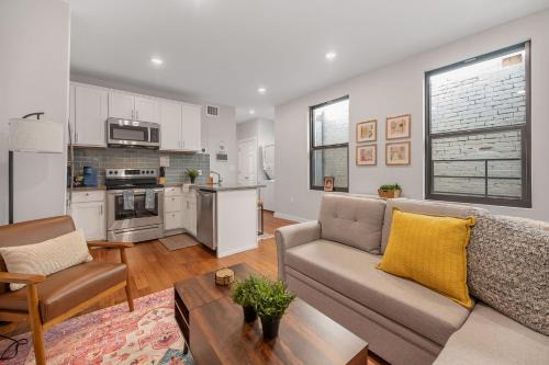 Over-the-Rhine Apartment | Prime OTR steps to Vine St, Lux Full Bed, Workspace, fast WiFi, 50in Smart TV, Sleeps 3ppl