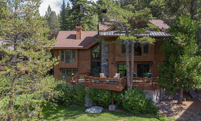 Olympic Valley House | PRIME PALISADES LOCATION: 4+ PRIVATE ENSUITES/HOT TUB/GOLF & MTN VIEWS/SLEEPS 14
