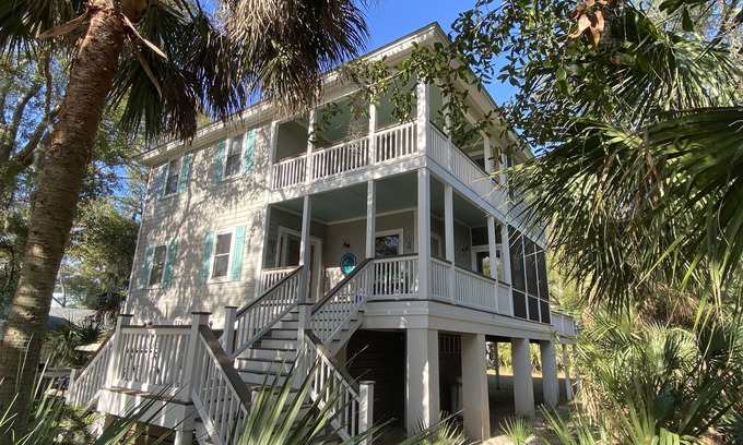 Saint Helena Island House | Private 4BR/4.5BA House w/2 Golf Carts- Close to Beach and Marina