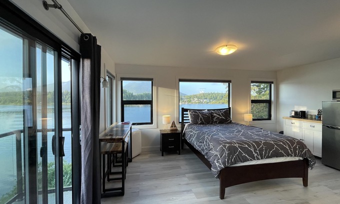 Ucluelet Hotel | Private Oceanfront Room with hot tub & firepit - Shore Thing