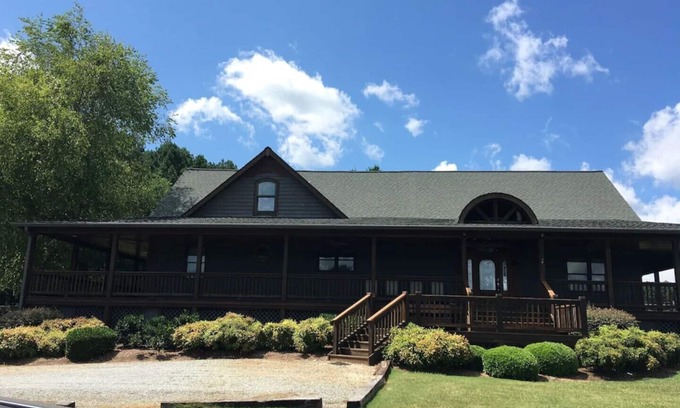 Columbus House | Private pet friendly house close to TIEC/Saluda/Asheville/Lake Lure
