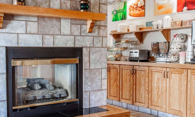 West Hills Hotel | Quality Inn & Suites Bremerton near Naval Shipyard