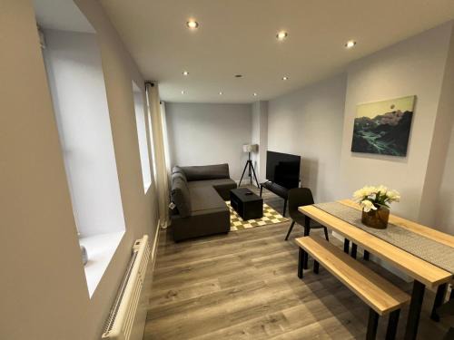 Abingdon Apartment | Queen Apartment - En-Suites - High Spec- 7 Guests