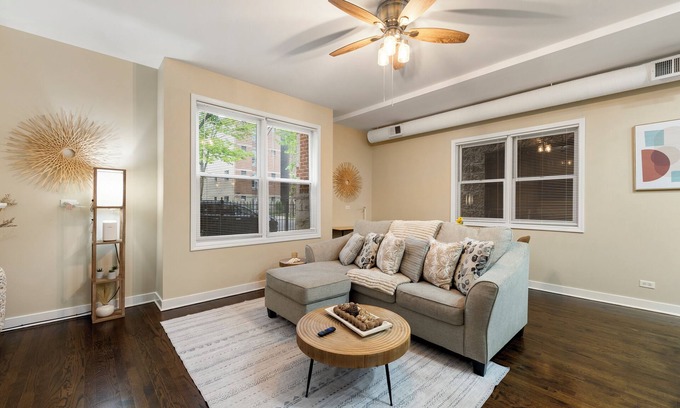 Tri-Taylor Apartment | Quick Drive to Downtown Chicago & Early Check-In