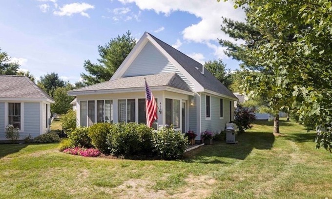 Summer Village Cottage | Quiet Cottage in Summer Village with Central Air close to the Ocean!