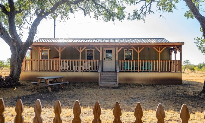 Lampasas Cabin | Quiet Country Rustic Cabin