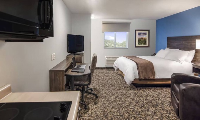 Mitchell Hotel | Quiet Haven with Modern Design Near Lake Mitchell and Dakota Discovery Museum