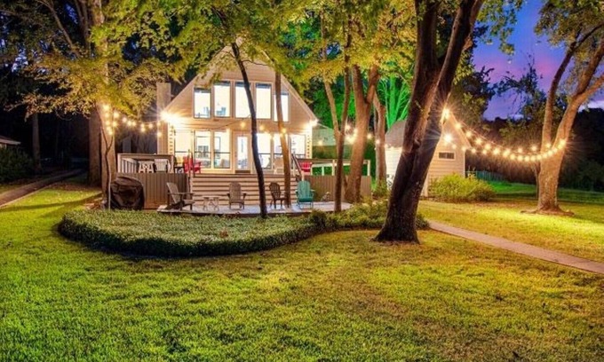 Leisure Land House | Quiet lakefront cottage a perfect oasis for relaxing with family and friends