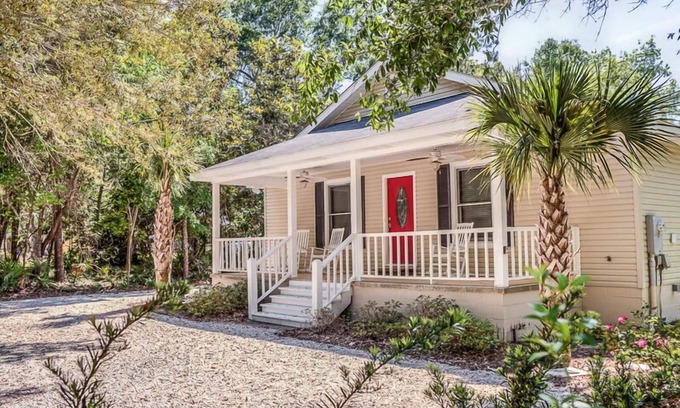 Orange Beach House | Quiet Neighborhood, 3 bedrooms, Equipped kitchen, Pet Friendly