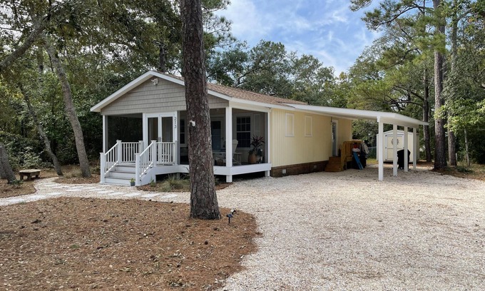 Tranquil Harbour Cottage | Quiet, Quaint, and Close to the Beach!