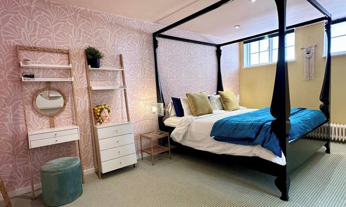 Hove Cottage | Quirky Seaside Family Cottage, walk to the waves!