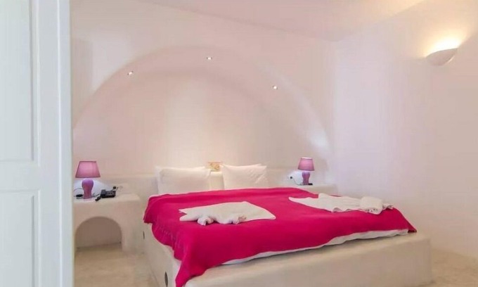 Imerovigli Villa | R 387 Deluxe Suite with Shared Pool incl Breakfast