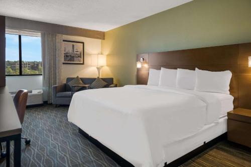 Grand Rapids Hotel | Radisson Hotel Grand Rapids Riverfront