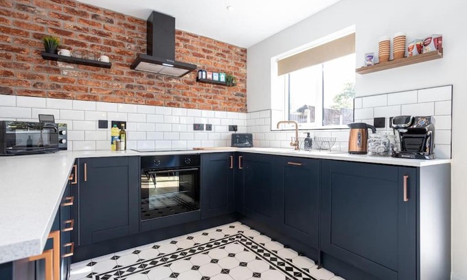 Warrington House | Railway House - Central Warrington - Sleeps 6