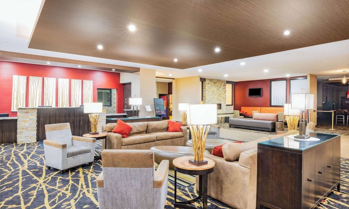 Grand Forks Hotel | Ramada by Wyndham Grand Forks