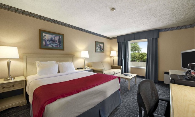 Trenton Hotel | Ramada by Wyndham Trenton