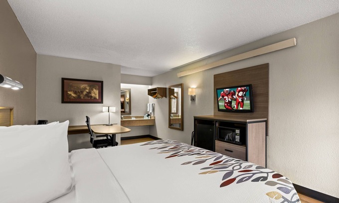 Madison Heights Hotel | Red Roof Inn Detroit - Royal Oak/Madison Heights