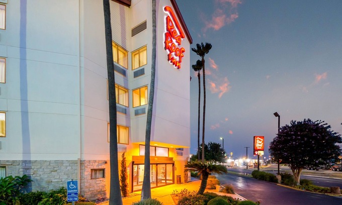 Bonanza Hotel | Red Roof Inn Laredo