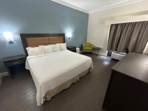 Biggar Hotel | Red Roof PLUS Fort Myers