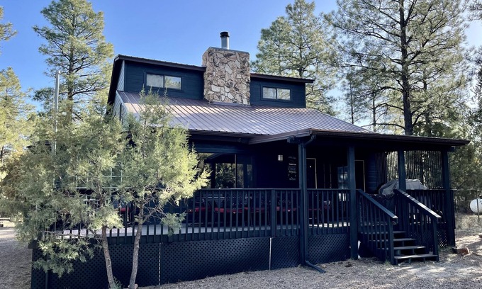 Heber Cabin | ReelParadise Cabin 3BR/2BA with AC, WiFi, cable - ready for your quick escape!