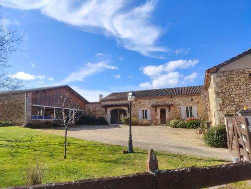Salles House | Refuge Champêtre - Piscine intérieure - Détente