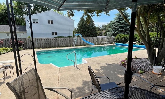 Haslett House | Relaxing 3bdr/2bth home with pool near MSU & parks