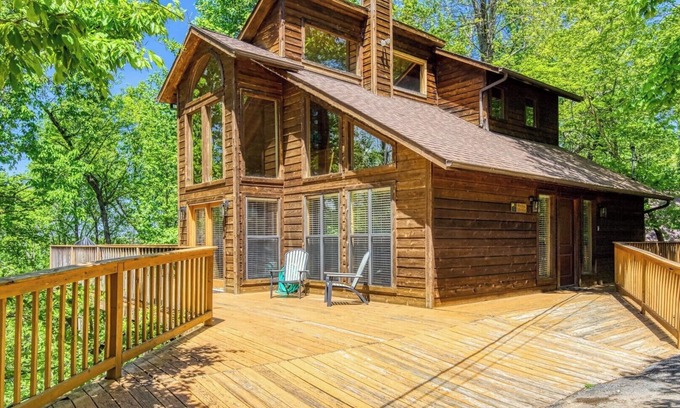 Gatlinburg - Pigeon Forge Cabin | Relaxing Cabin! Great Mountain Views! Centrally Located! Awesome Deck! Hot Tub