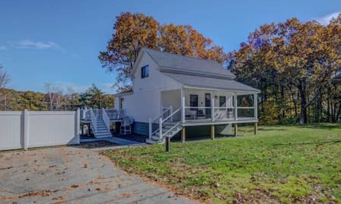 Wells Cabin | Relaxing Coastal Escape Near Beaches with Hot Tub