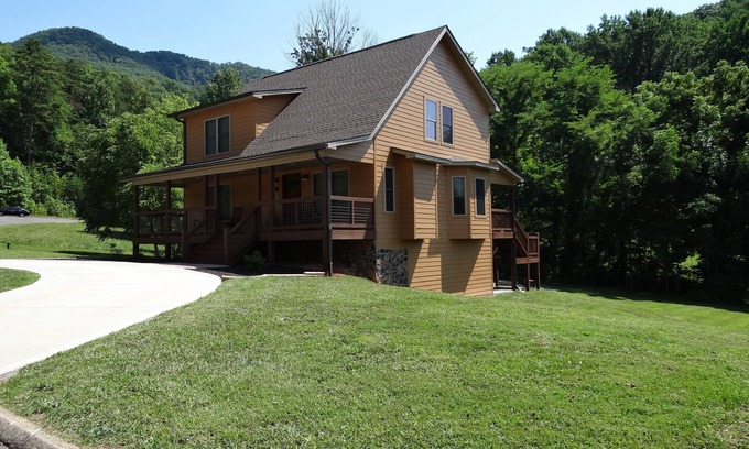 Wears Valley Cabin | Relaxing Family Cabin, Easy Access, Large Yard & Game Rm, Fire Pit, HotTub, WiFi