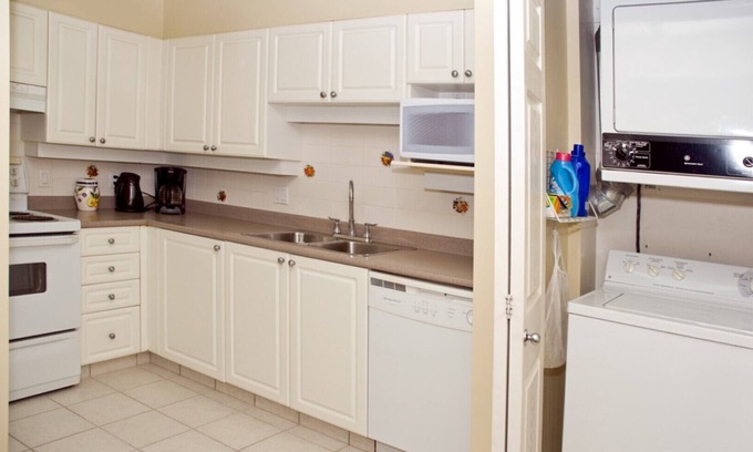 District of North Vancouver Apartment | Relocating/working in North Vancouver fully furnished, 2 parking