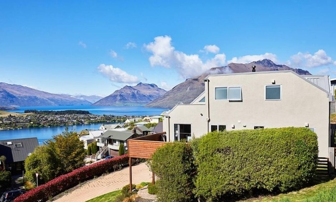 Queenstown House | Remarkable Views, Walking distance to Town