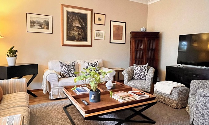 St Peters House | Retro House 3-bedrooms @St Peters. 2km to CBD