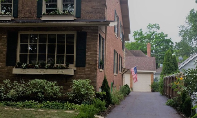 Lake Bluff Apartment | Rivendell is a historic duplex home.