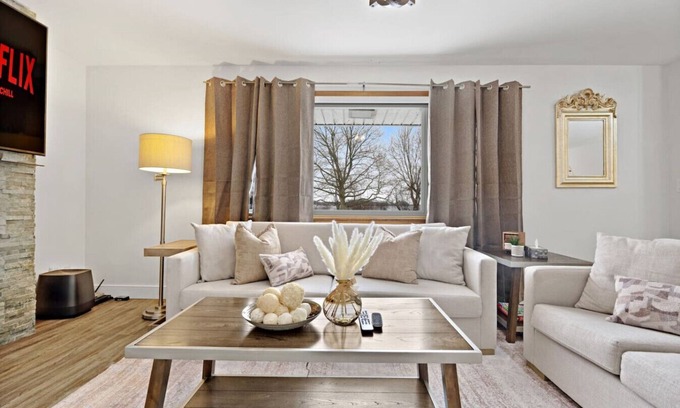 Virgil House | River Front 7BR House | Family Haven | Sleeps 14!