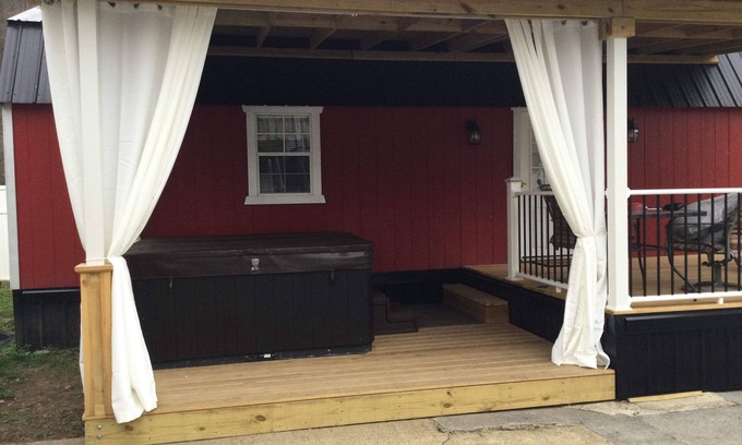 Matewan Cabin | River Road Retreat. Cabin minutes away from trails w/hottub & seasonal pool!