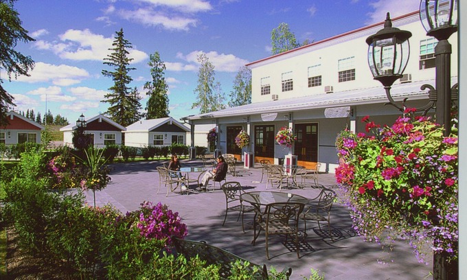 College Hotel | Rivers Edge Resort