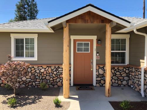 Grants Pass House | Riverside Cabin 1