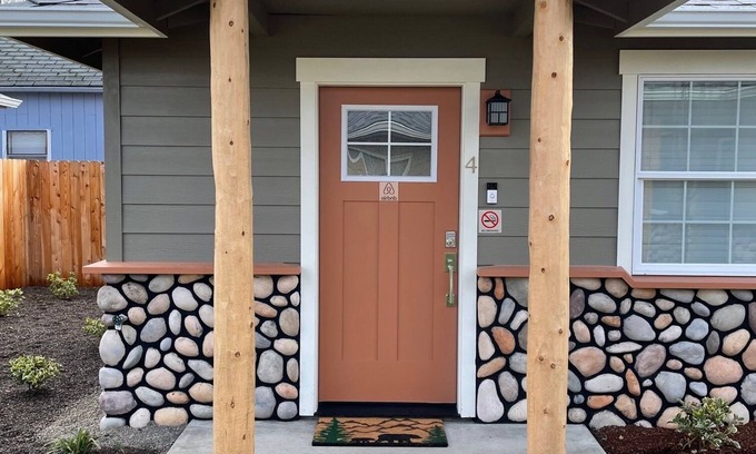 Grants Pass House | Riverside Cabin 4 - (Brand New Construction!)