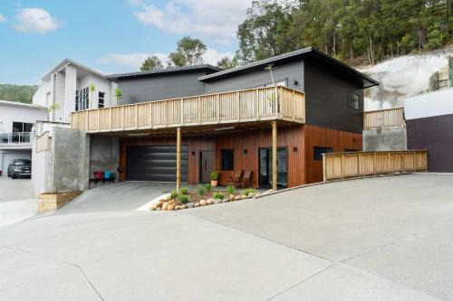 Whangarei House | Riverside Heights Two Story Townhouse with a View