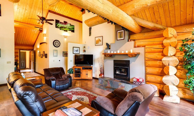 Badger House | Riverside Log Cabin: On-Site Aurora Viewing!