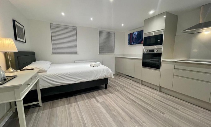 Island Gardens House | Riverside Studio Apartment Docklands E14