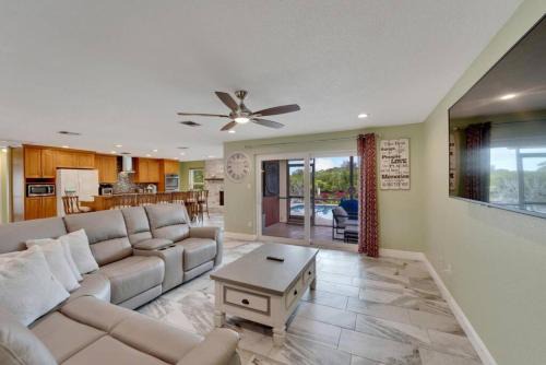 Clearwater House | Riverside Villa w Private Pool