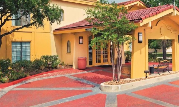 College Station Hotel | Rodeway Inn