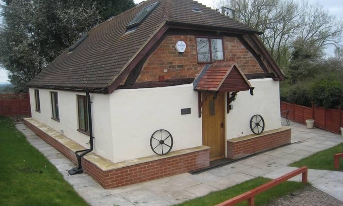 Saintbury Cottage | Romeo Cottage - Sleeps up to 5 - HOT TUB