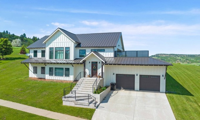 Spearfish House | Roof Top Deck-Hot Tub-Steam Shower-Arcade Games-4car Garage-Chef's Kitchen