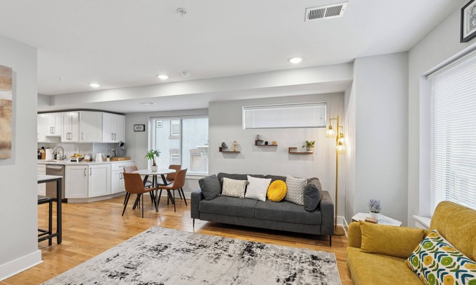Brewerytown Apartment | Rooftop/5min Museum of Art/3BD3BA/Patio/King/Free Parking/10min Liberty Bell