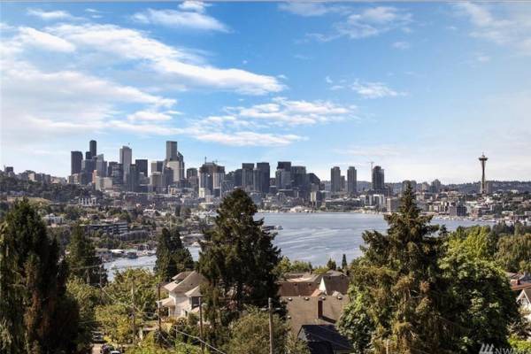 Wallingford House | Rooftop Patio with Waterview, Private Garden & Grill 3BR 3BA