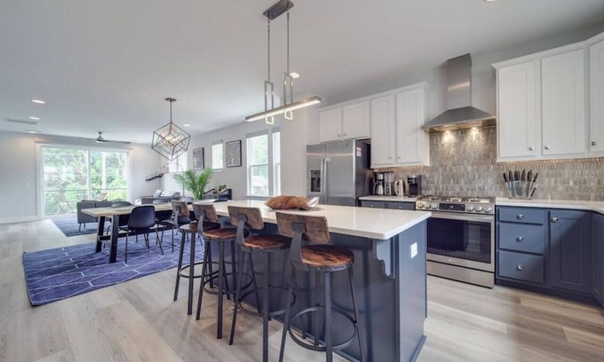 North Charlotte House | Rooftop Retreat — Heart of NoDa— Light Rail —Sauna