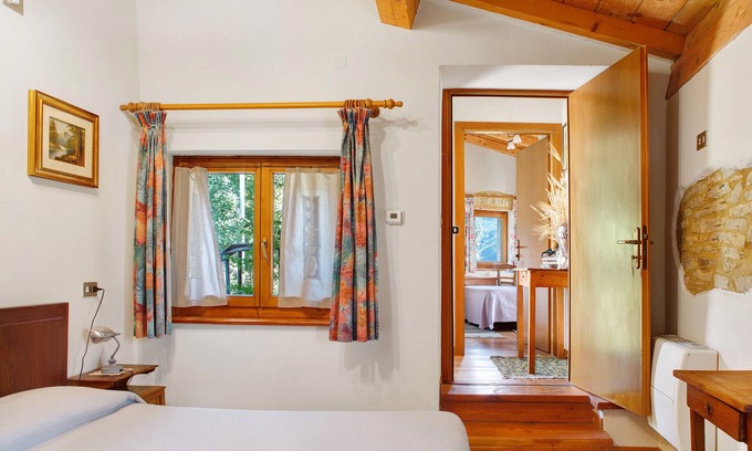 Arsie Apartment | Room 'Camera 2' with Mountain View, Shared Garden and Wi-Fi